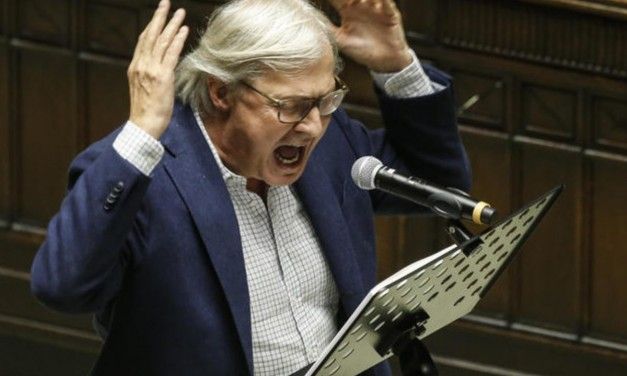 Vittorio Sgarbi di nuovo espulso e portato via di peso dalla Camera: non indossava la mascherina