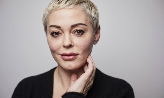 Rose McGowan si rompe un braccio mentre legge i risultati delle elezioni USA