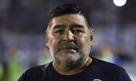 Maradona, indagini sulla morte: “Una settimana prima cadde, battendo la testa e nessuno lo portò in ospedale”