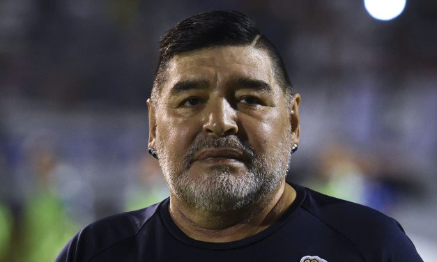 Maradona, indagini sulla morte: “Una settimana prima cadde, battendo la testa e nessuno lo portò in ospedale”