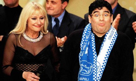 Raffaella Carrà ricorda Maradona: “Era il 1979, lui passò una notte in prigione per colpa mia”