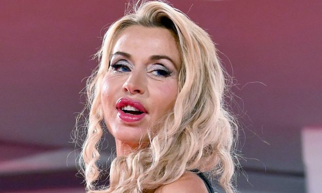 Valeria Marini: “Come la Monroe ho avuto molte delusioni, una donna bella e famosa è a rischio”