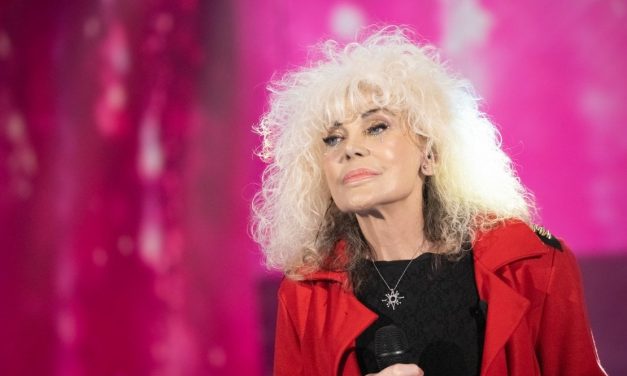 Donatella Rettore: “Detestavo il pubblico di Sanremo, gli tiravo le caramelle come fosse una sassaiola”