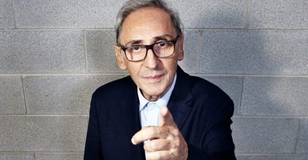 Franco Battiato e il successo di Cuccurcucù: “Fu inaudito, in una discoteca venni assalito dai fan che mi strapparono i vestiti”