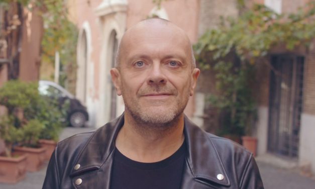 Max Pezzali: “Le autoradio? Ricordo che nei bar o nei ristoranti c’era un tavolino solo con quelle sopra”