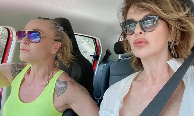 Paola Barale ed Alba Parietti vacanze pazze ad Ibiza: “Siamo come Thelma e Louise”