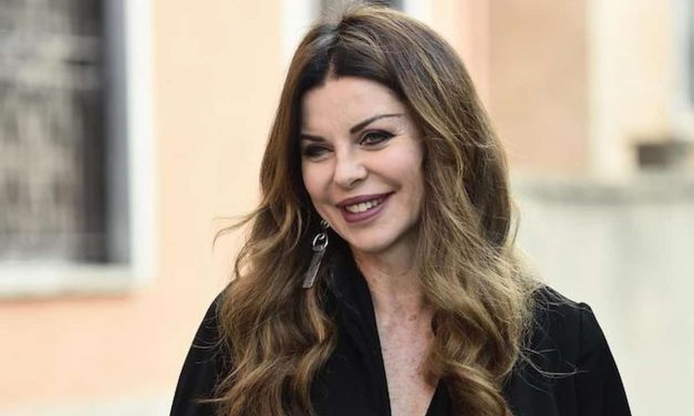 Alba Parietti: “Mi ronzano intorno soprattutto uomini molto giovani, ma anche qualche vecchio marpione. Mi diverto a farmi corteggiare”