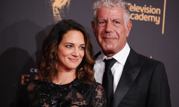 Asia Argento, spunta un sospetto sulla morte del compagno Anthony Bourdain: “Si è suicidato perché lo tradiva?”