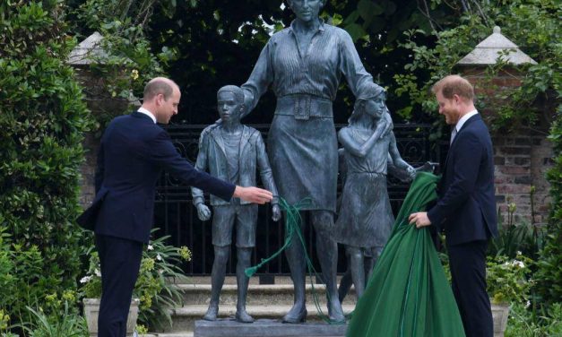 Harry e William inaugurano la statua dedicata a Diana: “Vorremmo fosse ancora con noi”