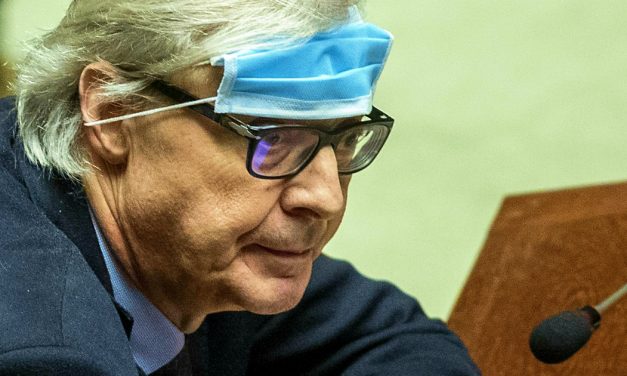 Vittorio Sgarbi contro il green pass: “Rischia chi non si vaccina, perché mi devo preoccupare? Non ti vaccini? Ca**i tuoi!”