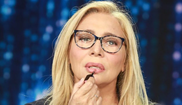 Mara Venier contro gli hater: “Non sopporto più la fissa del sei vecchia, sei grassa, tagliati i capelli. Le donne che mi insultano sono infelici”