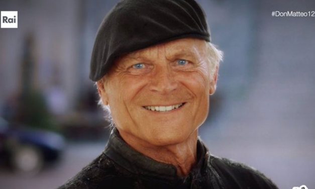 Terence Hill dice addio a Don Matteo dopo 20 anni: il video dell’ultima scena e l’applauso dei presenti