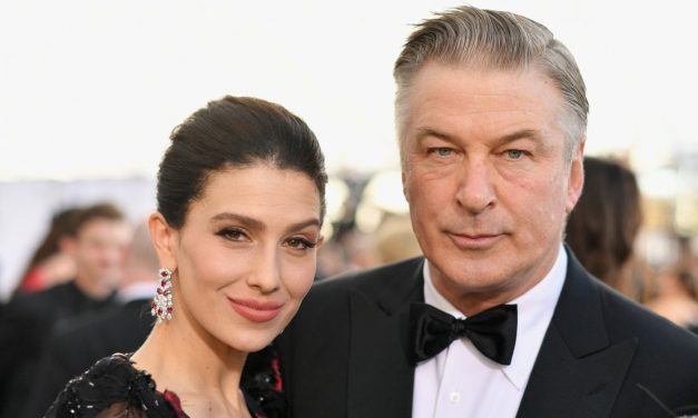 Alec Baldwin, la moglie rompe il silenzio dopo la tragedia sul set: “Il mio cuore è con Halyna”