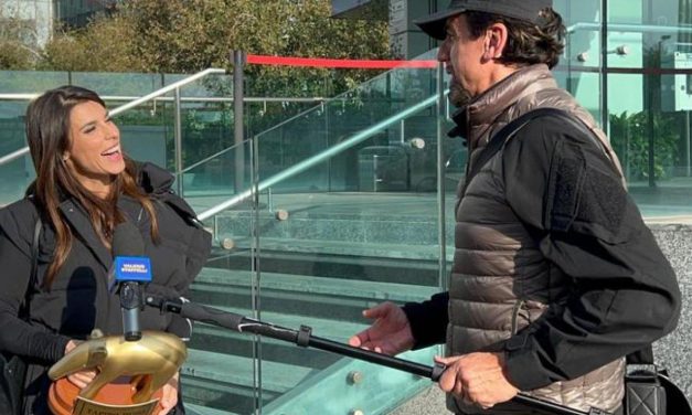 Striscia la Notizia, Elisabetta Canalis riceve il tapiro d’oro per la somiglianza con Fedez: “Bisogna chiedere a mia madre”