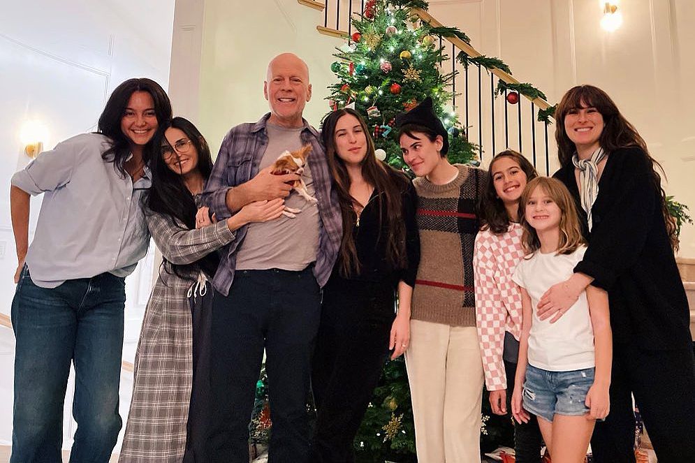Bruce Willis sorridente nella foto natalizia con Demi Moore, la moglie ... image