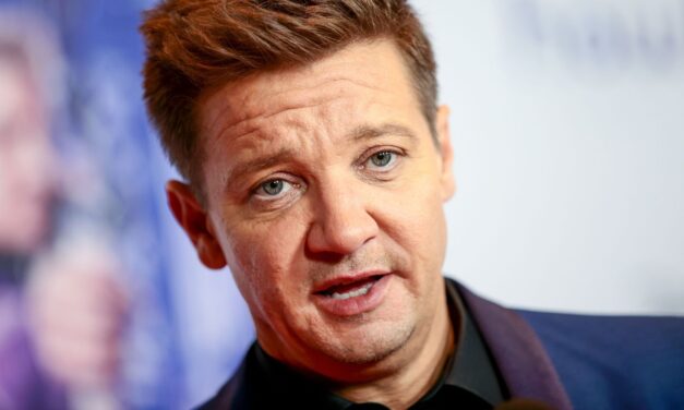 Jeremy Renner, aggiornamento dopo l’incidente: ha perso molto sangue a causa dello spazzaneve