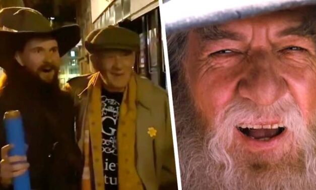 Il Signore Degli Anelli, un fan vestito da Gandalf viene sorpreso da Ian McKellen: il video è virale