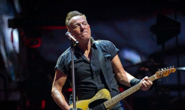 Bruce Springsteen smentisce Forbes: “Non sono miliardario, ho speso troppo in cose superflue e pago la mia band pago con un’enorme quantità di denaro”