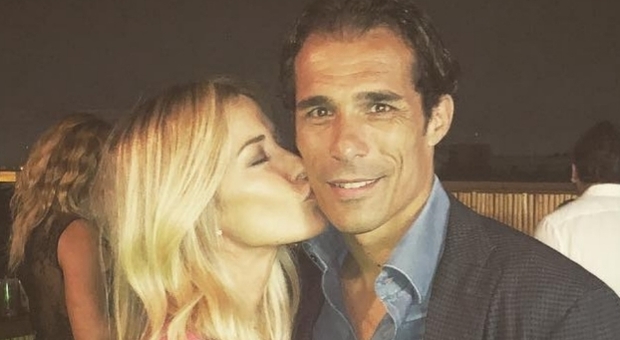 Elena Santarelli: “Per avere il numero di mio marito finsi con mio zio che una mia amica doveva laurearsi con una tesi sul calcio! L’ho conquistato mostrando solo il mio lato accogliente!”