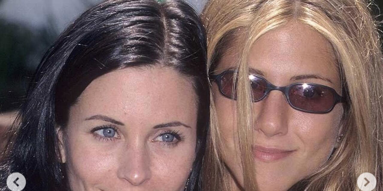 Courteney Cox compie 60 anni, gli auguri di Jennifer Aniston: “Non riesco a immaginare un mondo senza di lei”