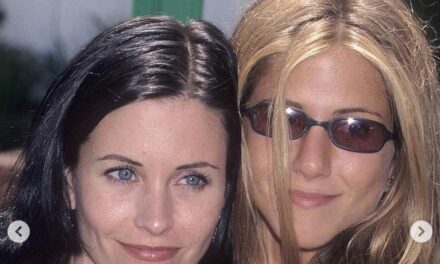 Courteney Cox compie 60 anni, gli auguri di Jennifer Aniston: “Non riesco a immaginare un mondo senza di lei”