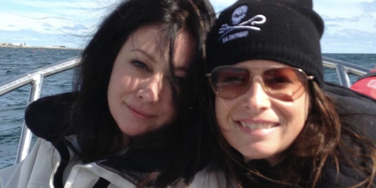 Holly Marie Combs ricorda Shannen Doherty ad una settimana dalla morte: “La mia roccia, aveva promesso che mi avrebbe tormentata”