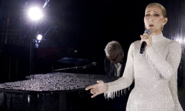 Olimpiadi di Parigi, Céline Dion incanta con la prima esibizione pubblica dopo 4 anni (video)