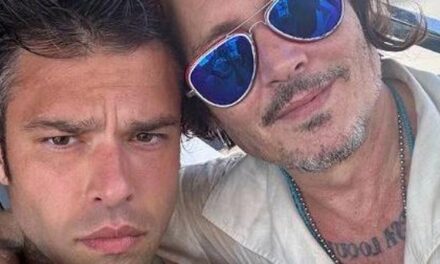 Fedez in barca con Johnny Depp: le foto dell’incontro a Saint-Tropez