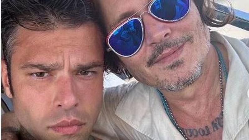 Fedez in barca con Johnny Depp: le foto dell’incontro a Saint-Tropez