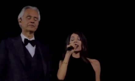 Andrea Bocelli e Giorgia cantano di nuovo insieme sul palco Vivo per lei 30 anni dopo (VIDEO)
