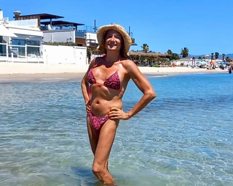 Vladimir Luxuria e gli insulti per le foto in bikini: “Un uomo travestito da donna merita solo compassione”