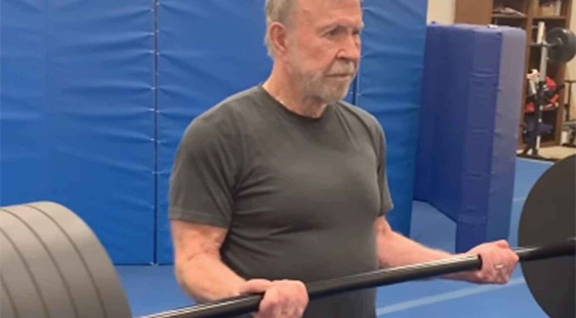 Chuck Norris si allena e solleva, a 84 anni, un bilanciere da 250 chili: “Tranquilli, mi sto solo riscaldando”