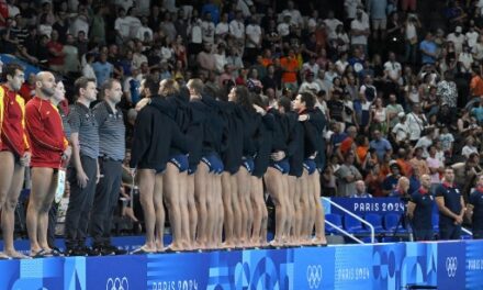 Parigi 2024, protesta del Settebello: la squadra volta le spalle agli arbitri