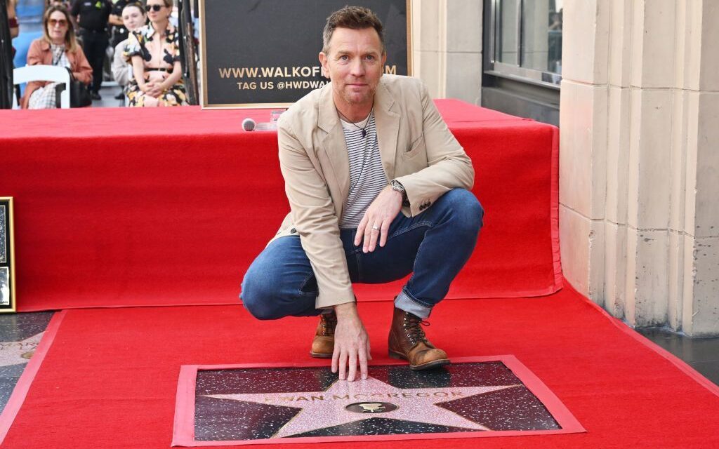 Ewan McGregor riceve la stella sulla Hollywood Walk Of Fame, con lui c’è Hayden Christensen: “È stato un onore duellare con le spade laser”