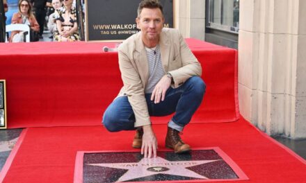 Ewan McGregor riceve la stella sulla Hollywood Walk Of Fame, con lui c’è Hayden Christensen: “È stato un onore duellare con le spade laser”