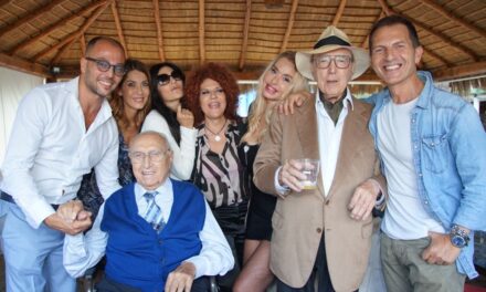 Pippo Baudo torna in pubblico, il conduttore in sedia a rotelle alla festa per i 90 anni di Pingitore