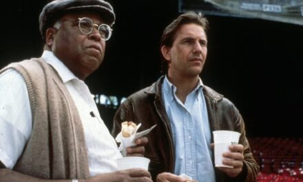 Kevin Costner ricorda James Earl Jones in L’uomo dei sogni: “Quella voce roboante. Quella forza tranquilla. Solo lui poteva portare quel tipo di magia in un film sul baseball”