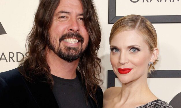 Dave Grohl annuncia: “Ho avuto una figlia fuori dal matrimonio. Amo mia moglie e i miei figli, e sto facendo tutto il possibile per riconquistare la loro fiducia e guadagnarmi il loro perdono”