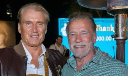 Arnold Schwarzenegger insieme a Dolph Lundgren per una cena di beneficenza