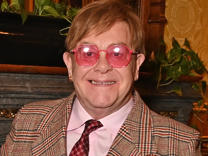 Elton John: “Non ho più le tonsille, l’appendice, le adenoidi, la prostata, l’anca destra e le ginocchia. Non è rimasto molto di me”