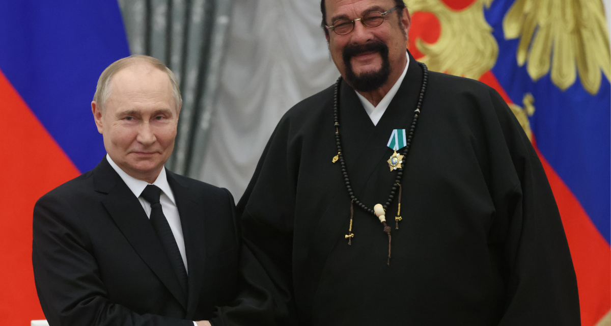 Steven Seagal su Putin: “Sarò sempre dalla parte del mio presidente e combatterò al sul fianco”