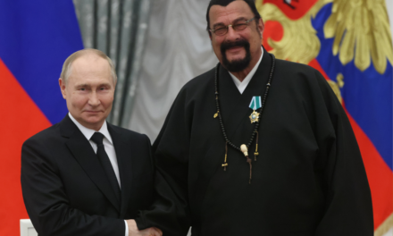 Steven Seagal su Putin: “Sarò sempre dalla parte del mio presidente e combatterò al sul fianco”