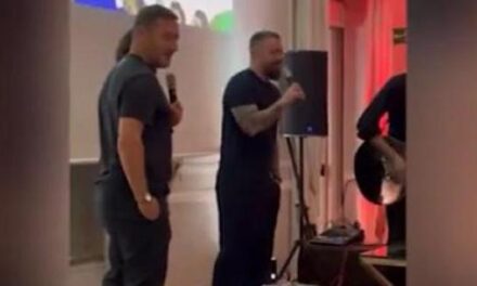 Totti, De Rossi e Pirlo cantano “Ci vorrebbe un amico” alla festa per Marcello Lippi