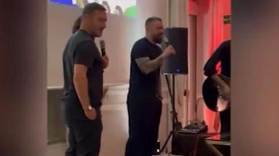 Totti, De Rossi e Pirlo cantano “Ci vorrebbe un amico” alla festa per Marcello Lippi