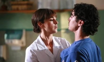 Riccardo Scamarcio e la scena erotica con Monica Bellucci in Manuale d’amore 2: “Dopo sette ore a fingere un amplesso puoi avere reazioni involontarie”