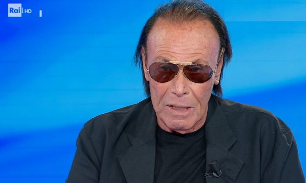 Antonello Venditti spiega il significato dei suoi occhiali: “Incontrai una ragazza nel ’74, mi spiegò che li indossavano i bombardieri in Vietnam. Sono simbolo del mio pacifismo”