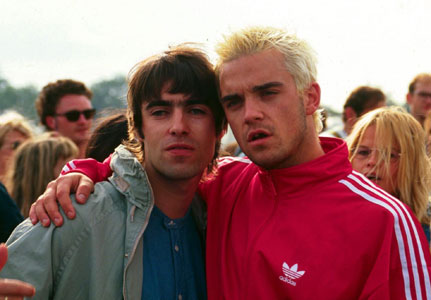 Robbie Williams: “Oasis? Mi snobbavano perché veniva da una boy band. Gary Barlow? Era ricchissimo, era lui che scriveva le canzoni”