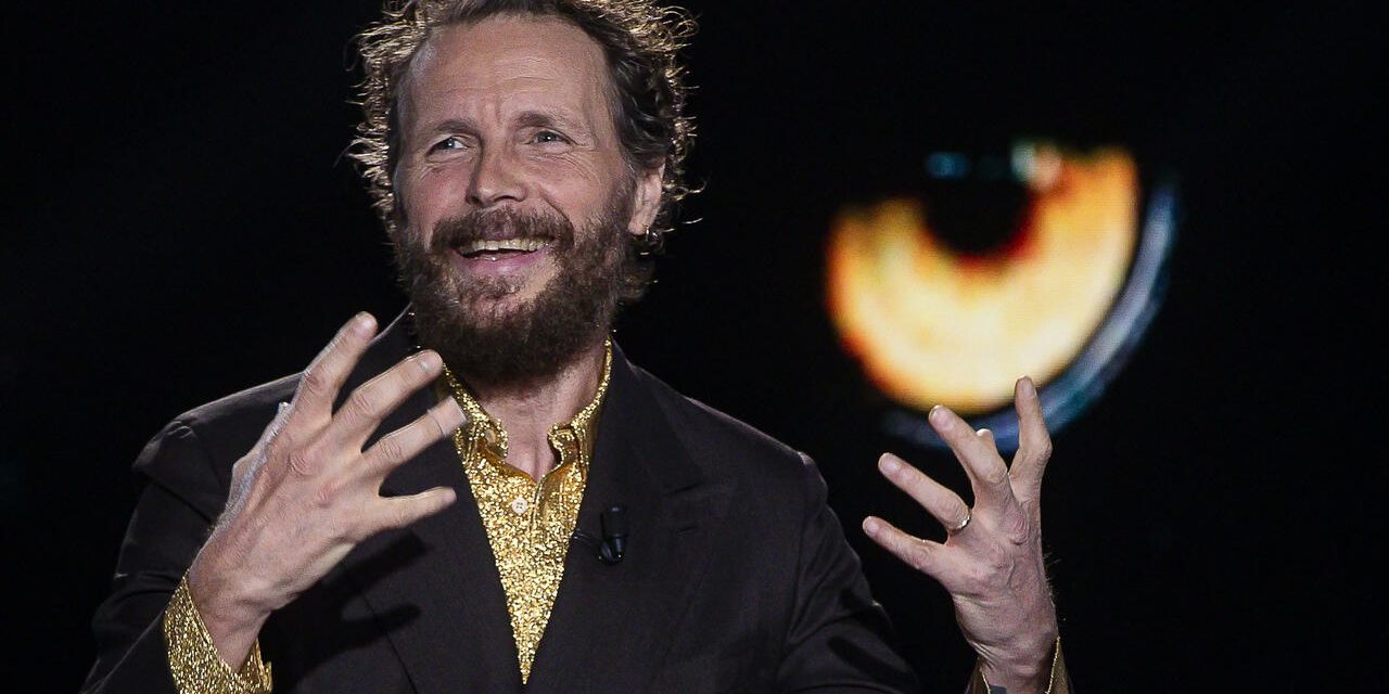 Jovanotti: “Berlusconi? Volammo con il suo elicottero da Arcore allo stadio per vedere il Milan. Valeria Marini? Sono un gentiluomo, non parlo di queste cose in pubblico!”