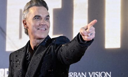 Robbie Williams: “Sanremo? Lo fanno ancora? Di quella volta nel ’94 non ricordo nulla, non ero in me!”