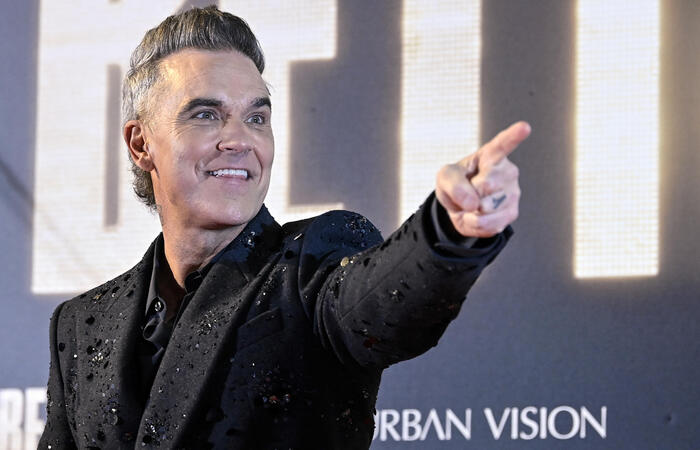 Robbie Williams: “Sanremo? Lo fanno ancora? Di quella volta nel ’94 non ricordo nulla, non ero in me!”